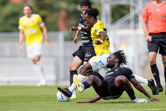 Falkenbergs Godwin Aguda och Ariana FCs Emmanuel Yeboah
