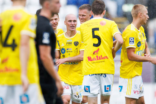 <Falkenbergs Christoffer Carlsson jublar