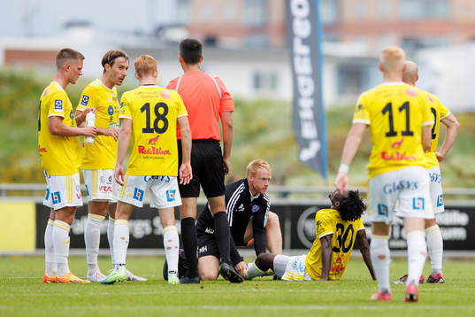 Falkenbergs Godwin Aguda har ont