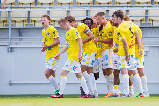 Falkenbergs Tim Stålheden jublar med laget