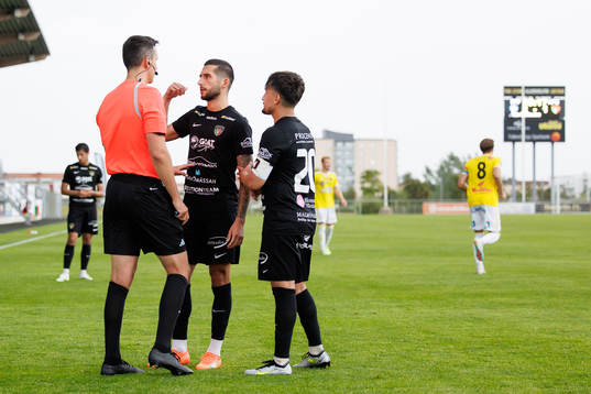 Domare Ivan Prgomet i diskussion med spelare från Ariana