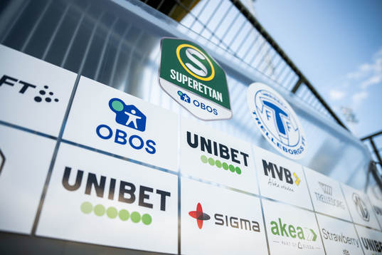 En skylt med Superettans logga