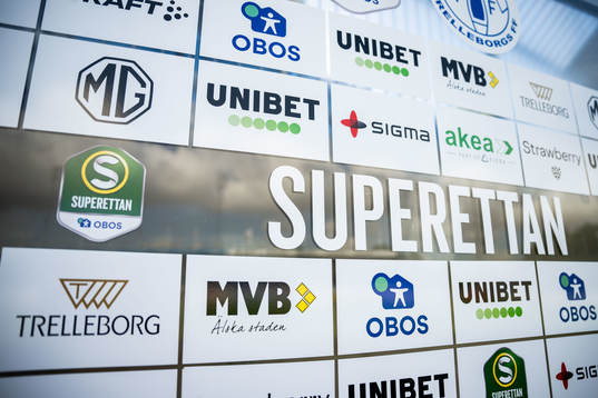 En skylt med Superettans logga