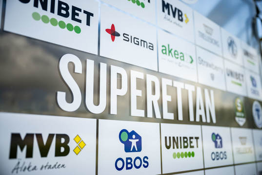 En skylt med Superettans logga