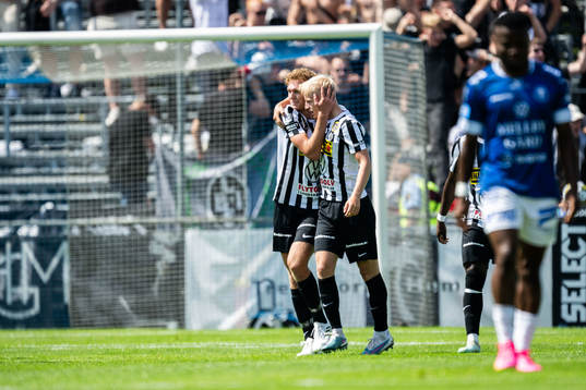 Landskronas Melker Jonsson jublar med Johan Rapp