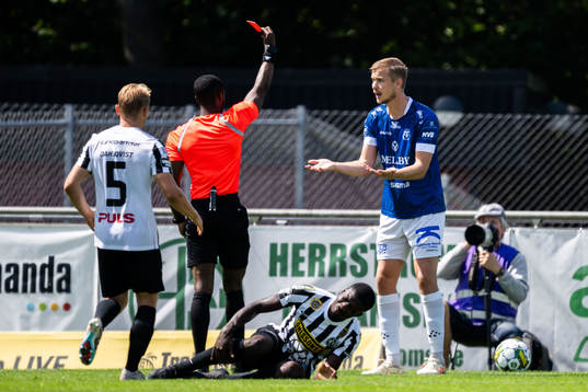 Trelleborgs Johan Stenmark tilldelas rött kort av Domare