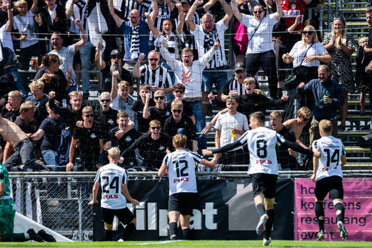Landskronas Melker Jonsson jublar med supportrar