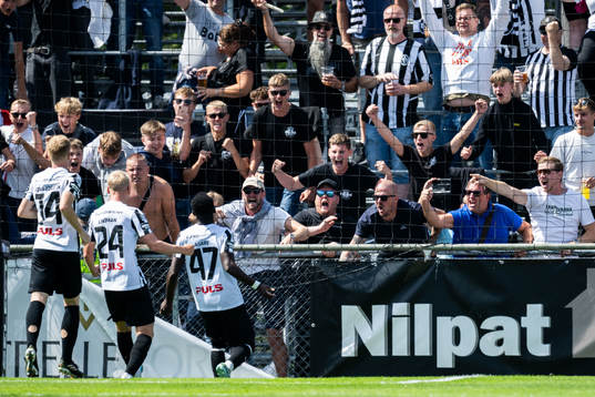 Landskronas Kofi Asare jublar med supportrar