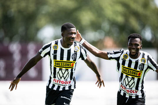 Landskronas Ousmane Diawara och Kofi Asare jublar