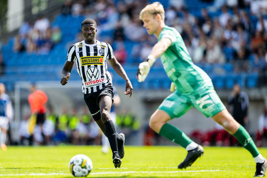 Landskronas Ousmane Diawara och Trelleborgs målvakt Kasper