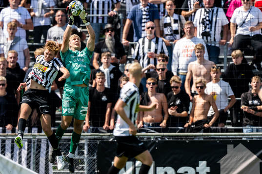 Landskronas Melker Jonsson och Trelleborgs målvakt Kasper