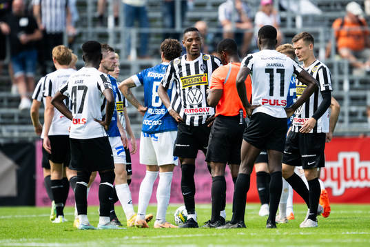 Landskronas Samuel Kotto i diskussion med Domare Fredrik