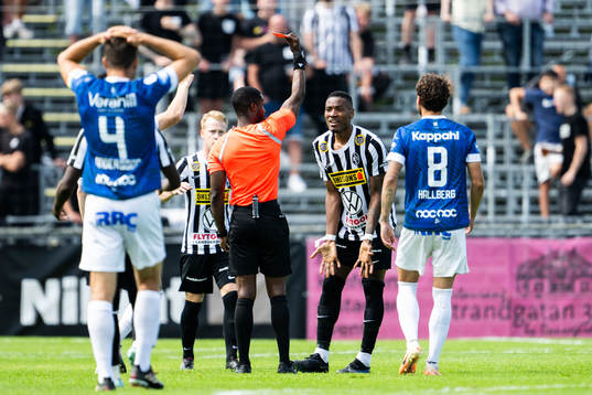 Landskronas Samuel Kotto tilldelas rött kort av Domare
