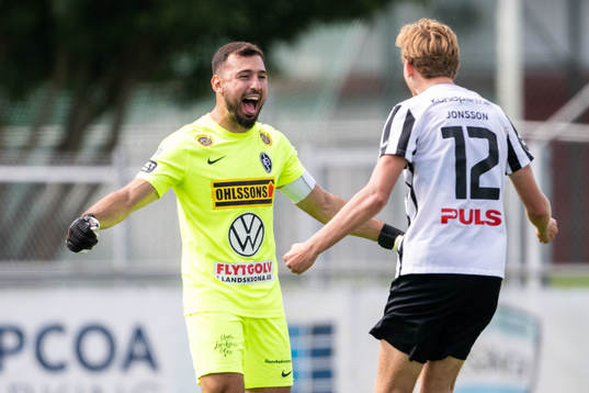 Landskronas målvakt Amr Kaddoura och Melker Jonsson jublar