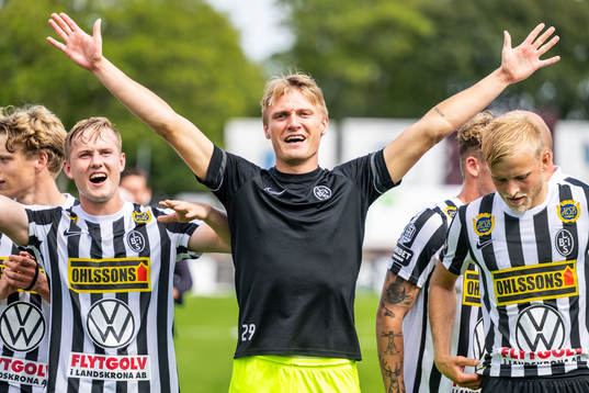 Landskronas målvakt Svante Hildeman jublar