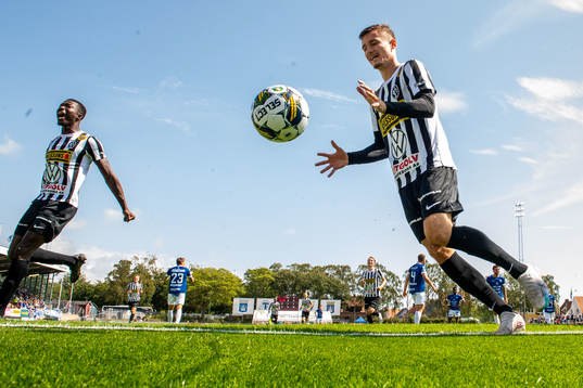 Landskronas Ousmane Diawara och Robin Dzabic jublar
