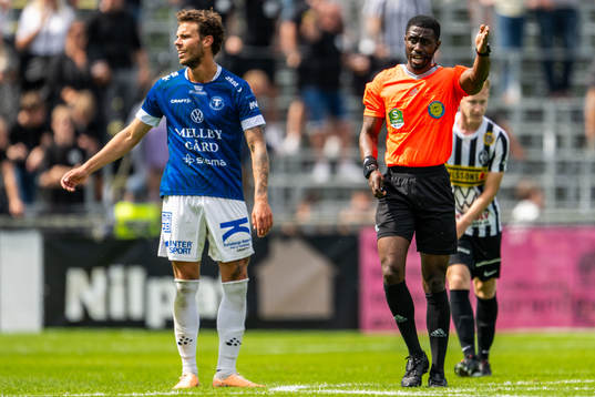 Trelleborgs Herman Hallberg och Domare Fredrik Oppong