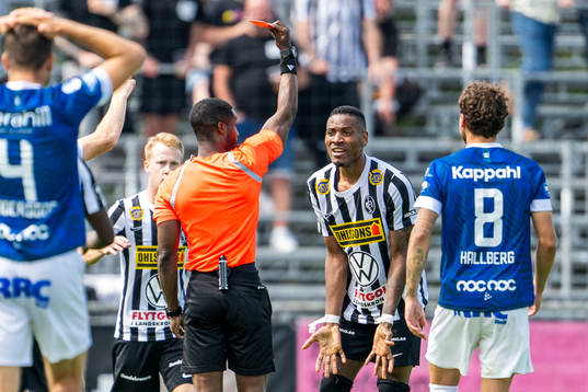 Domare Fredrik Oppong ger Landskronas Samuel Kotto rött