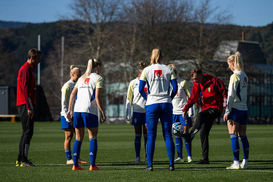 Head coach Peter Gerhardsson with players of the Swedish