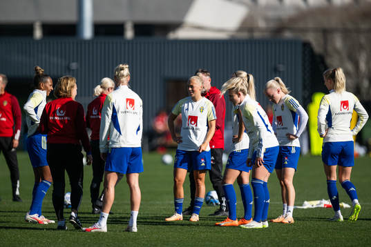 Hanna Bennison with team mates of the Swedish women's