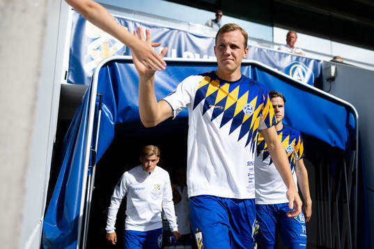 IFK Göteborgs Adam Carlén innan fotbollsmatchen i