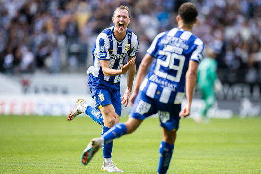 IFK Göteborgs Adam Carlén jublar med Thomas Santos