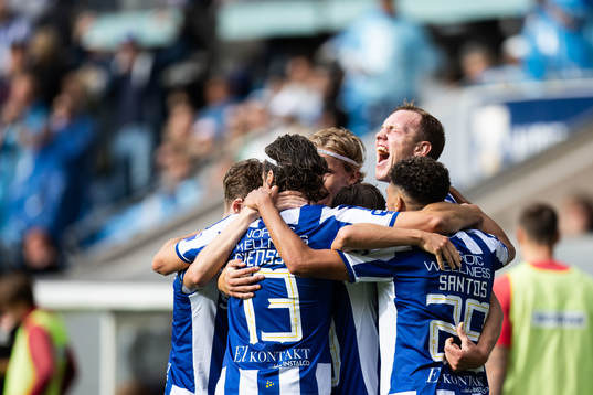 IFK Göteborgs Adam Carlén jublar med lagkamrater