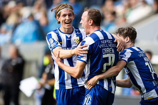 IFK Göteborgs Adam Carlén jublar med Johan Bångsbo och