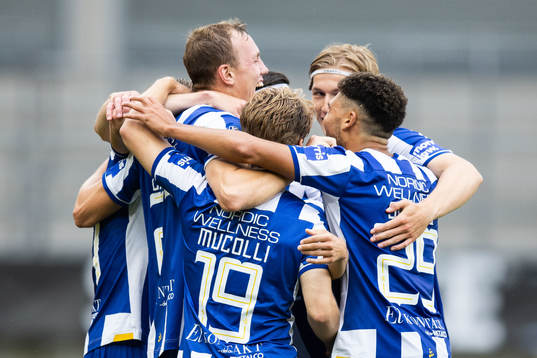 IFK Göteborgs Adam Carlén jublar med lagkamrater
