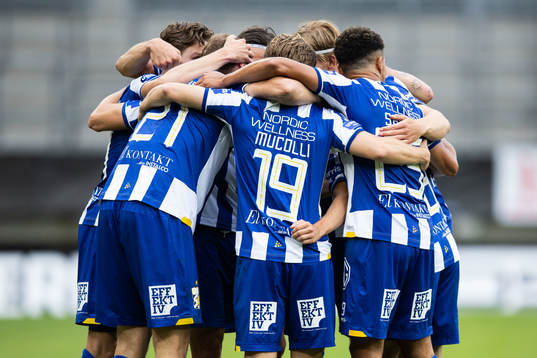 IFK Göteborgs Adam Carlén jublar med lagkamrater