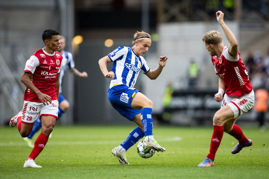 Kalmars Romario Pereira Sipiao och Lars Saetra mot IFK
