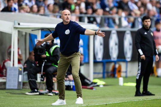 IFK Göteborgs tränare Jens Berthel Askou reagerar