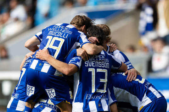 IFK Göteborgs Adam Carlén jublar med lagkamrater