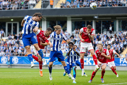 IFK Göteborgs Gustav Svensson nickar