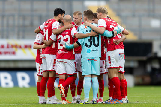 Kalmars spelare innan andra halvleken av fotbollsmatchen i