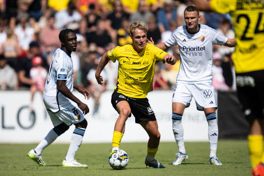 Mjällbys Max Fenger mot Djurgårdens Joel Asoro och  Piotr