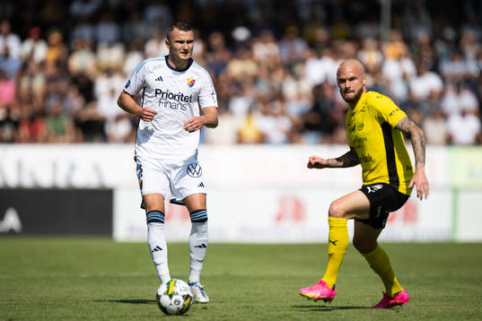 Djurgårdens Piotr Johansson och Mjällbys Adam Ståhl