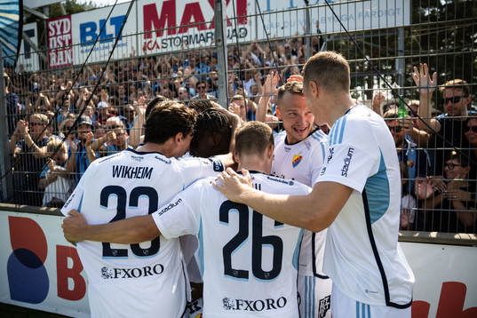 Djurgårdens Joel Asoro jublar med lagkamrater