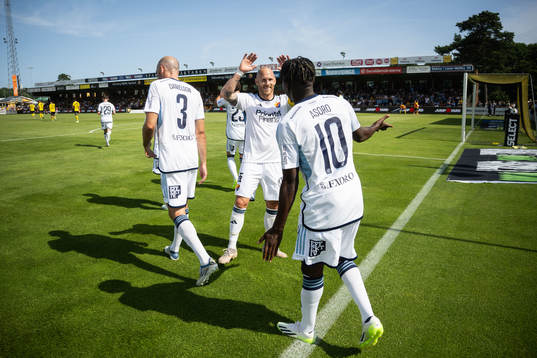 Djurgårdens Joel Asoro jublar med Magnus Eriksson
