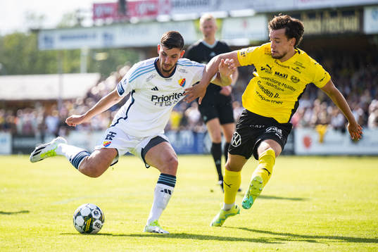 Djurgårdens Besard Sabovic och Mjällbys Colin Rösler