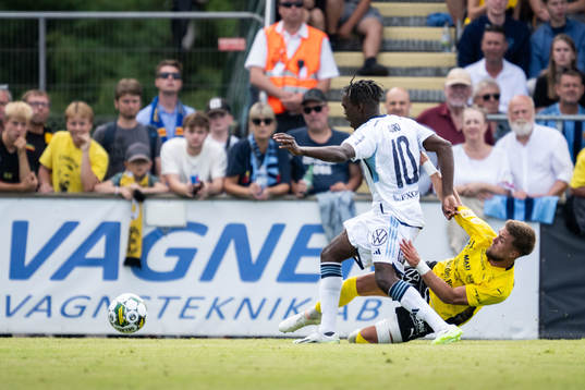 Djurgårdens Joel Asoro och Mjällbys Ivan Kricak