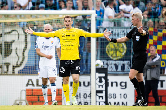 Mjällbys Jacob Bergström reagerar på domslut av Domare