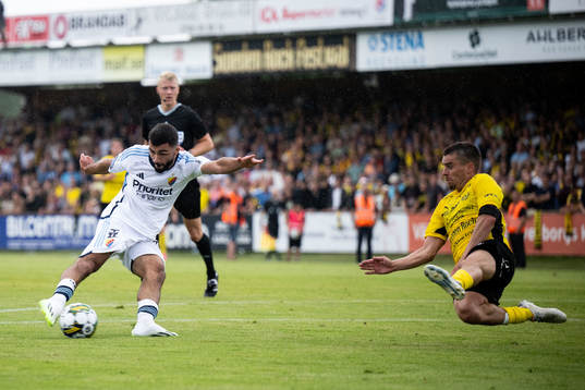 Djurgårdens Musa Qurbanli och Mjällbys Jesper Gustavsson