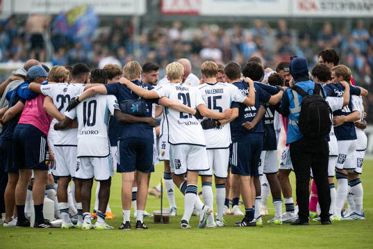 Djurgårdens spelare och tränare samlas