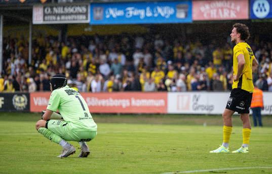 Mjällbys målvakt Noel Törnqvist och Colin Rösler deppar