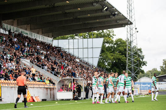 Västerås SKs Patric Åslund jublar med lagkamrater