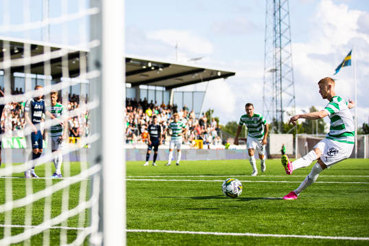 Västerås SKs Daniel Ask skjuter en straff