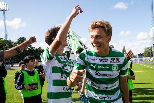 Västerås SKs Simon Gefvert jublar
