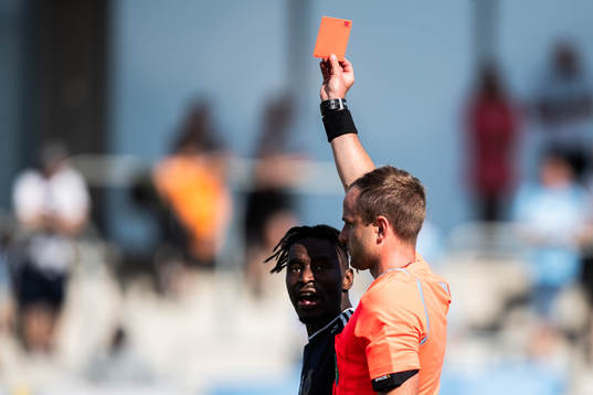 Domare Richard Sundell delar ut ett rött kort tillGefles