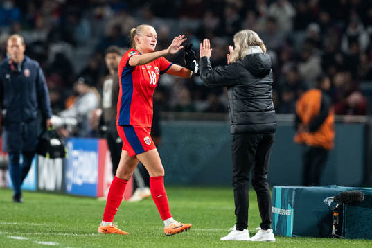 Frida Maanum and Head coach Hege Riise of Norway